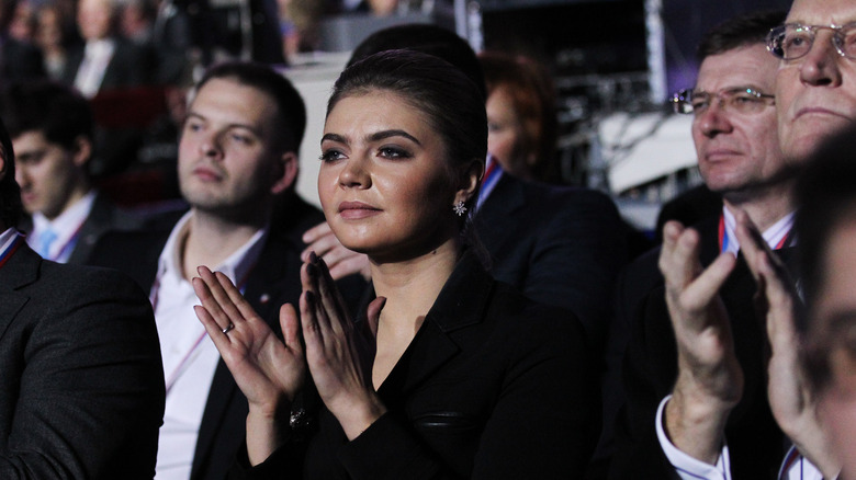 Alina Kabaeva clapping in crowd