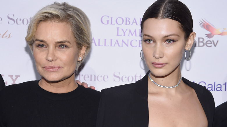 Yolanda and Bella Hadid posing 