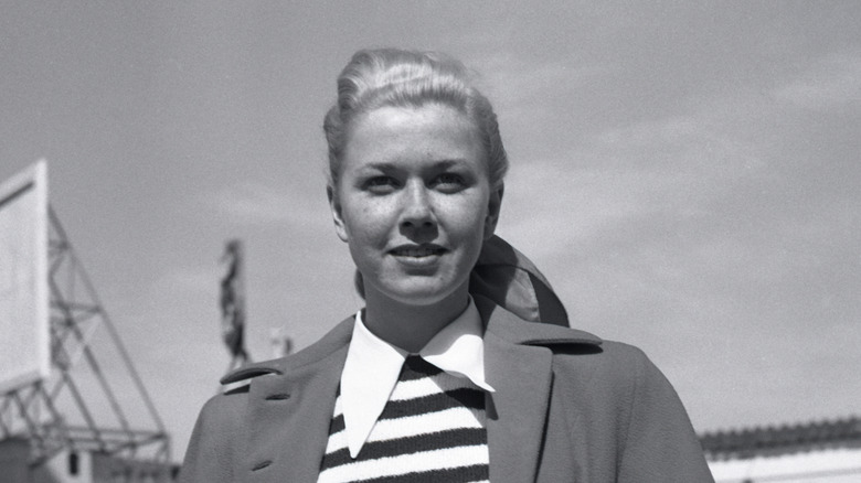 Doris Day posing for cameras in 1945