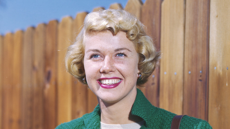 Doris Day posing for cameras in 1945