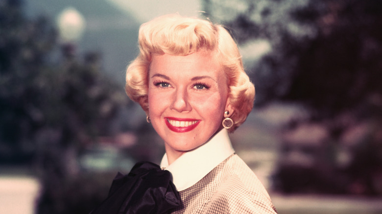 Doris Day posing for cameras