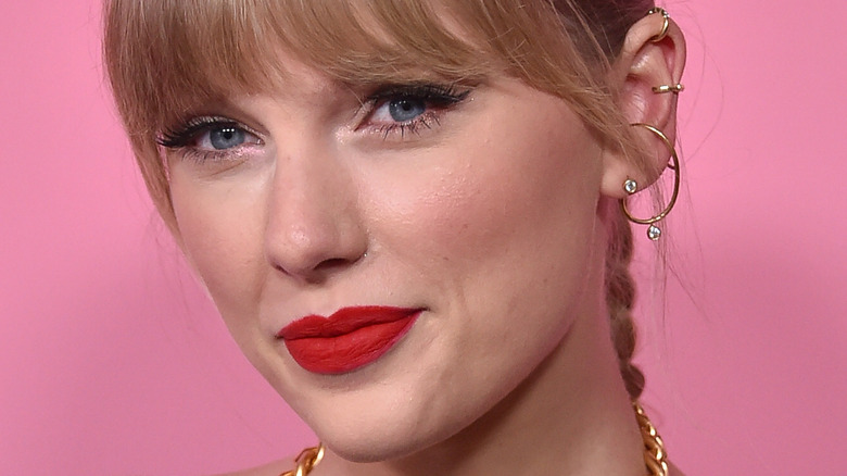 Taylor Swift red lipstick