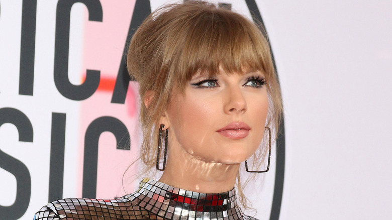 Taylor Swift posing