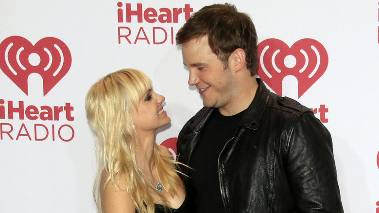 Anna Faris looking at Chris Pratt