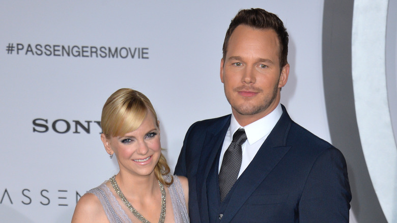 Anna Faris smiling with Chris Pratt