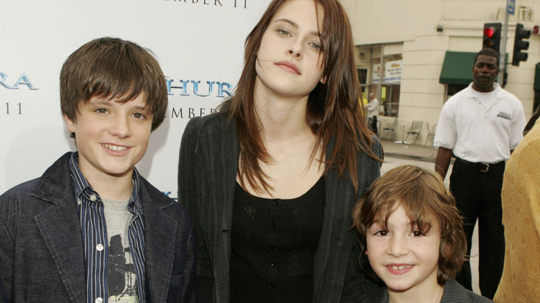 Josh Hutcherson Kristen Stewart Jonah Bobo pose