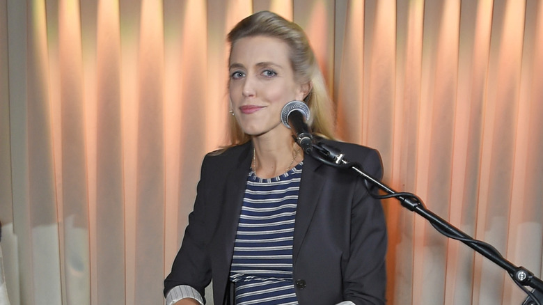 Clarissa Ward, 2017 photo in front of a microphone