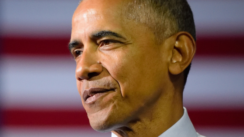 Obama in front of the US flag