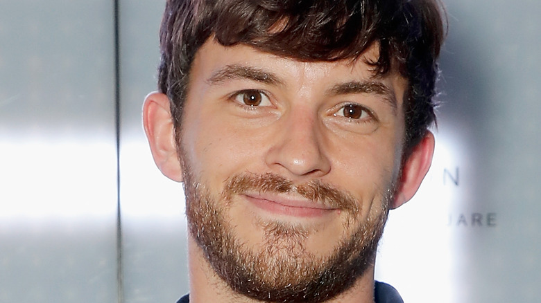 Jonathan Bailey posing for cameras