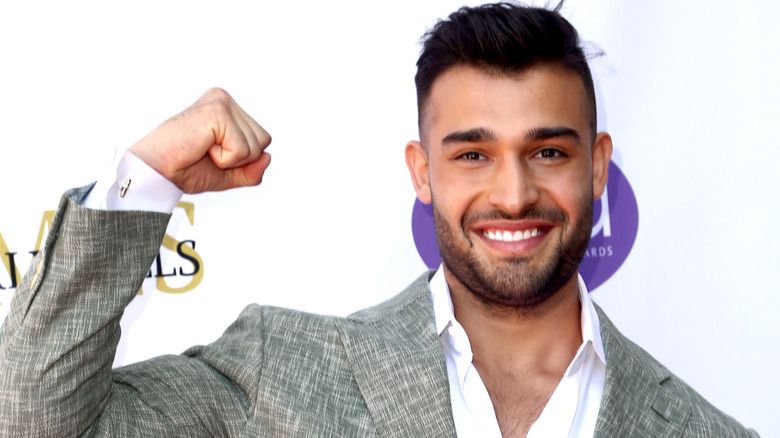 Sam Asghari flexing his arm