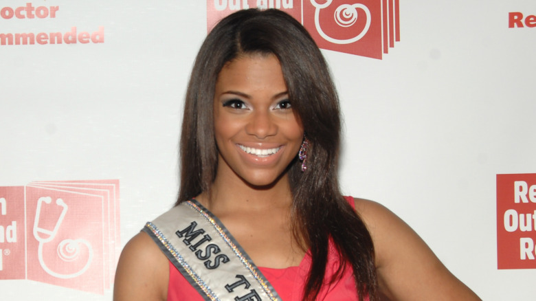 Kamie Crawford attending Reach Out and Read of Greater New York 2011 benefit