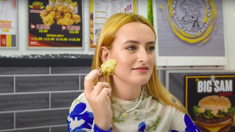 Amelia Dimoldenberg eating chicken