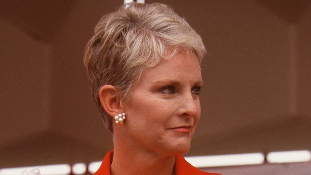 Cindy McCain in a red dress and pearl earrings in 2000