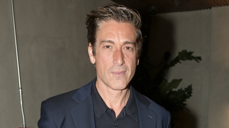 David Muir and Amy Robach smiling and posing together