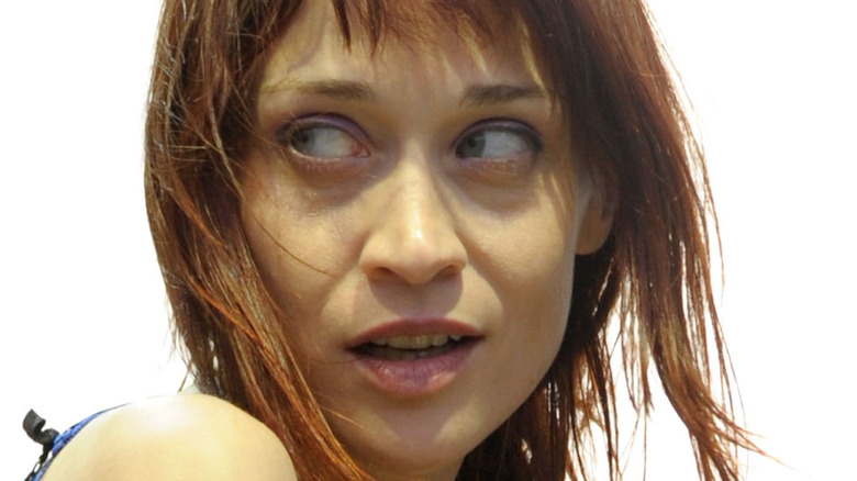 Fiona Apple looking to side