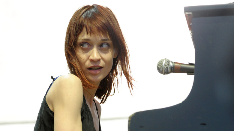Fiona Apple looking to side