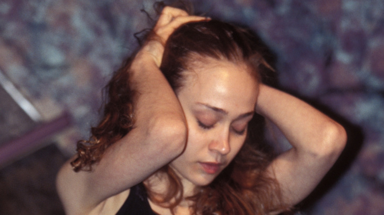 Fiona Apple clawing hair back