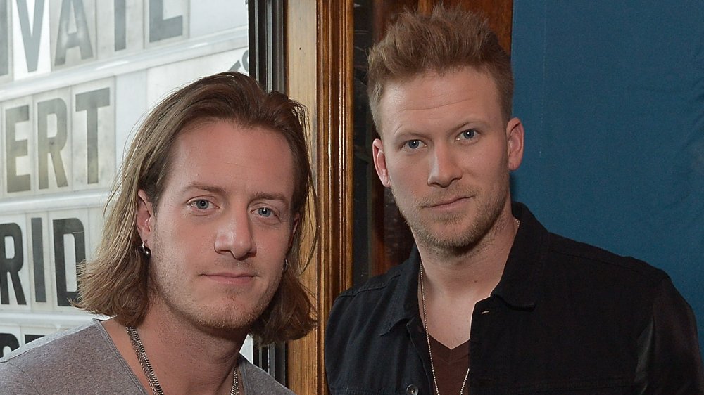 Brian Kelley sitting down, Tyler Hubbard next to him