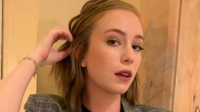 Hannah Einbinder posing for cameras