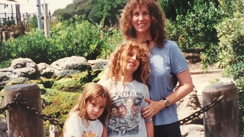 Hannah Einbinder with mum and sibling