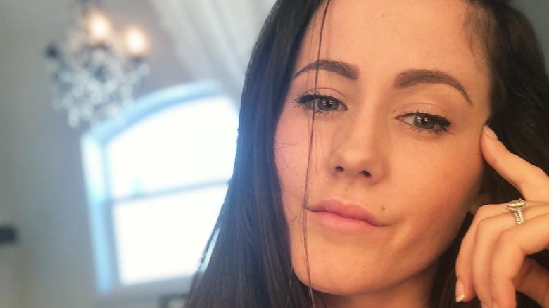 Jenelle Evan pointing finger head