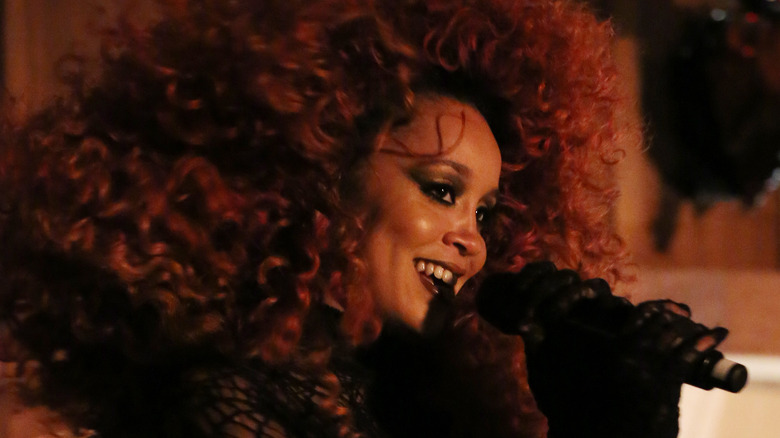 Jillian Hervey singing with Lion Babe
