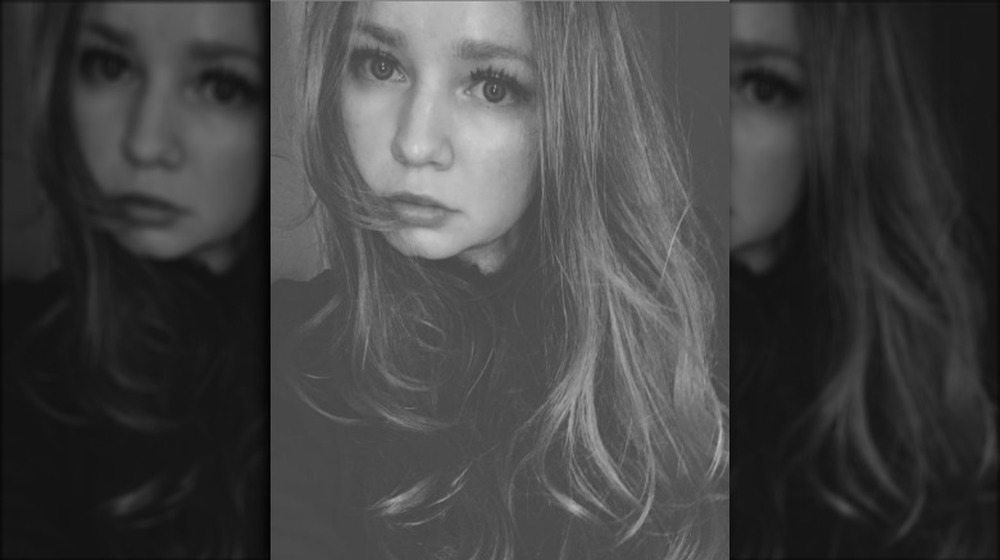 Anna Delvey black and white selfie