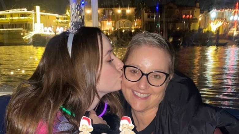 Kaitlyn Dever kissing her mom on the cheek