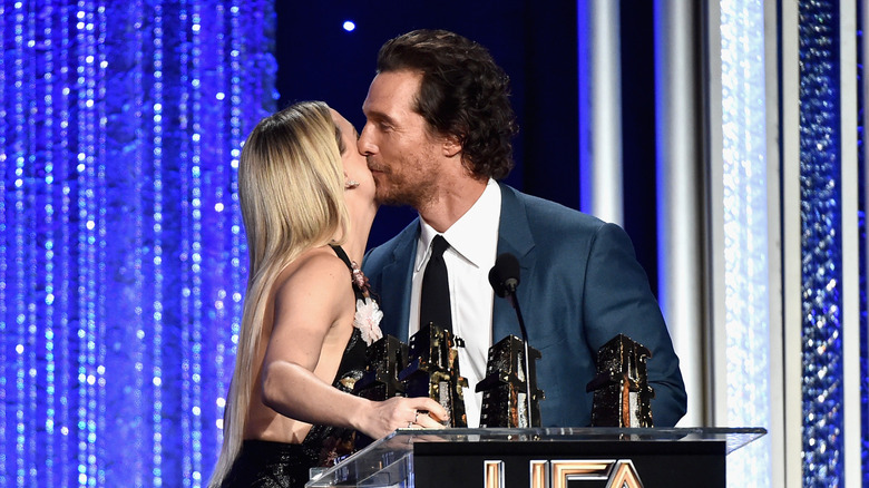 Kate Hudson and Matthew McConaughey kissing at award show