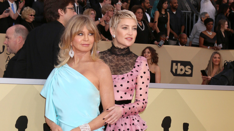 Goldie Hawn, Kate Hudson, posing