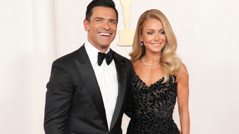 Kelly Ripa posing with Mark Consuelos