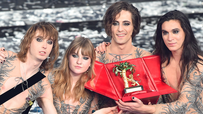 Maneskin posing with trophy