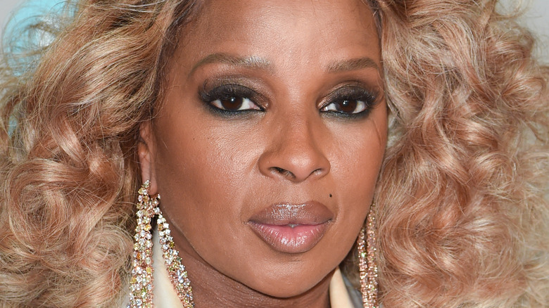 Mary J. Blige with curly hair