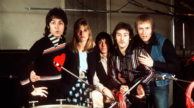 Paul McCartney, Linda McCartney, Jimmy McCulloch, Denny Laine and Geoff Britton posing