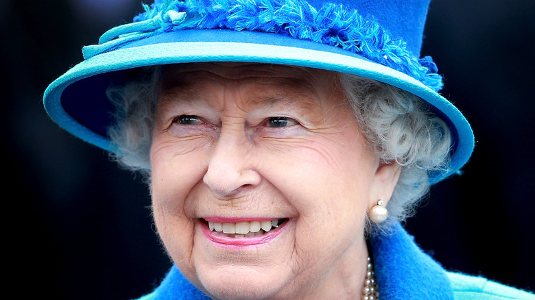 queen elizabeth blue hat