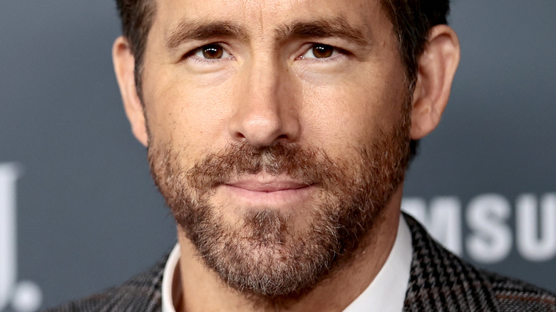 Ryan Reynolds fa una faccia seria