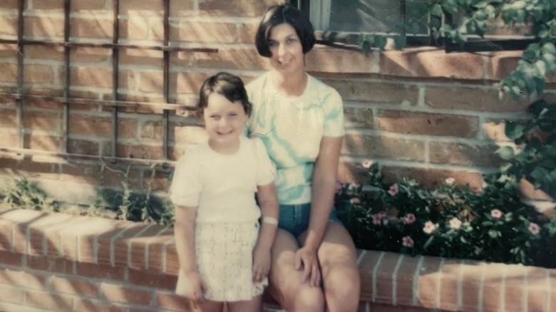 A young Savannah Guthrie with her mom, Nancy