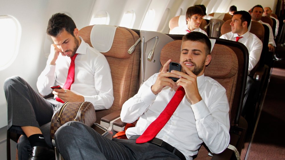 Gerard Pique on plane with teammates