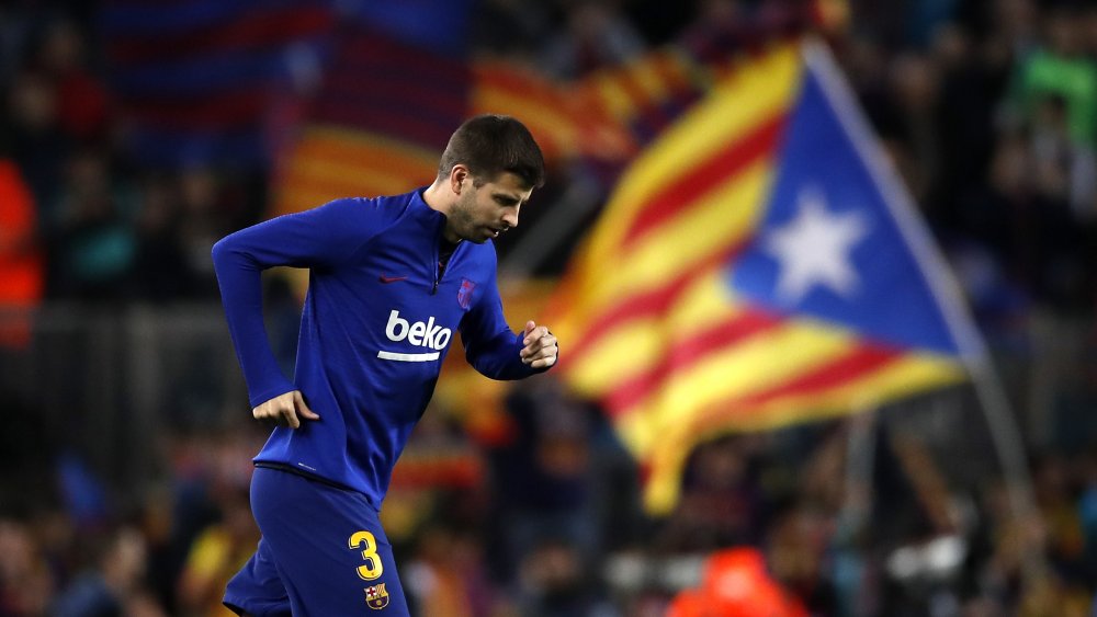 Gerard Pique, Catalan flag in background