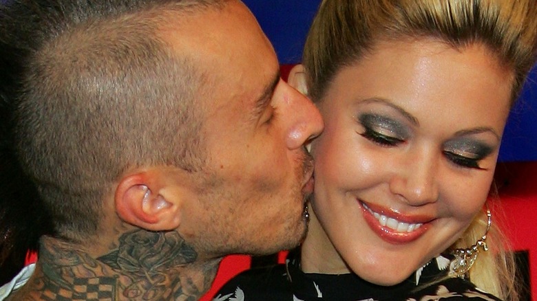 Travis Barker kissing Shanna Moakler's cheek