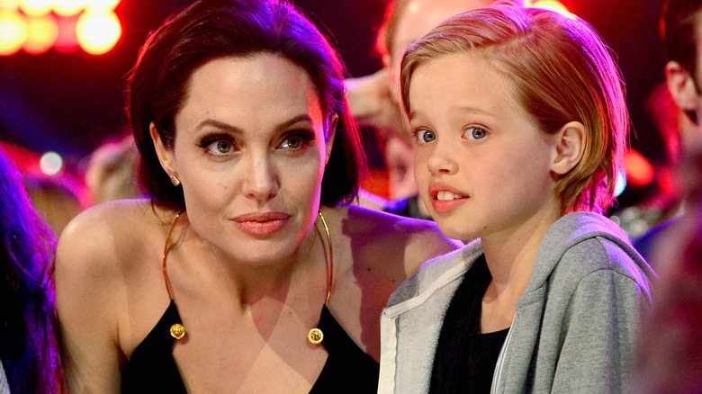 Angelina Jolie, Shiloh Jolie-Pitt seated