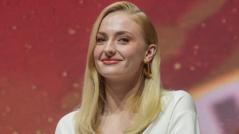 Sophie Turner smiilng