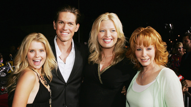 JoAnna Garcia, Steve Howey, Melissa Peterman, and Reba McEntire smiling
