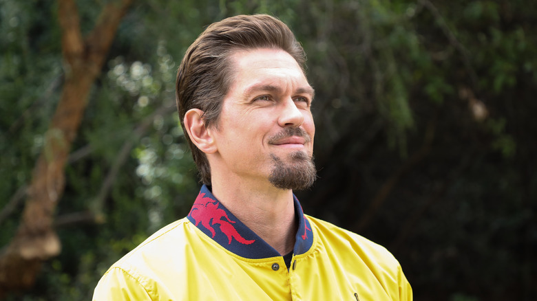 Steve Howey in yellow jacket
