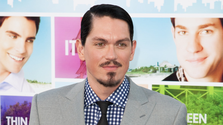 Steve Howey in suit