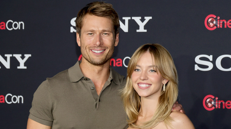 Glen Powell and Sydney Sweeney posing