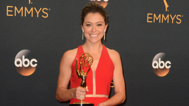 Tatiana Maslany holding her Emmy