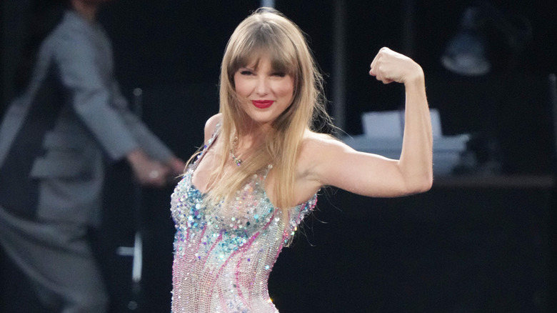 Taylor Swift displaying bicep