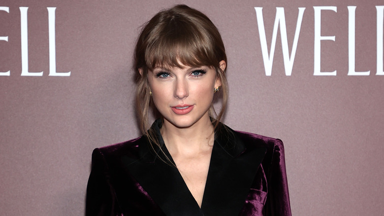 Taylow Swift in purple suit