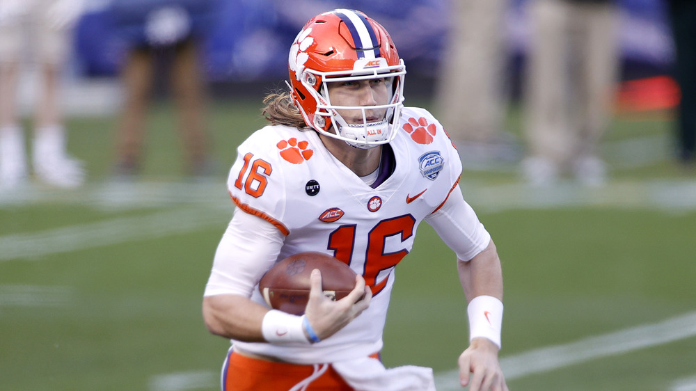 Trevor Lawrence running the ball against Notre Dame